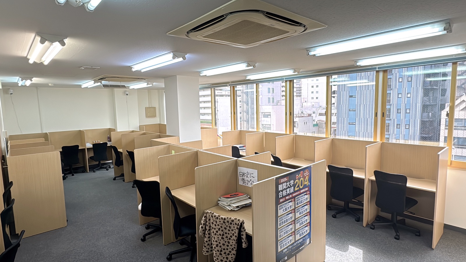 アクシブアカデミー上本町校内の自習室と個別ブース