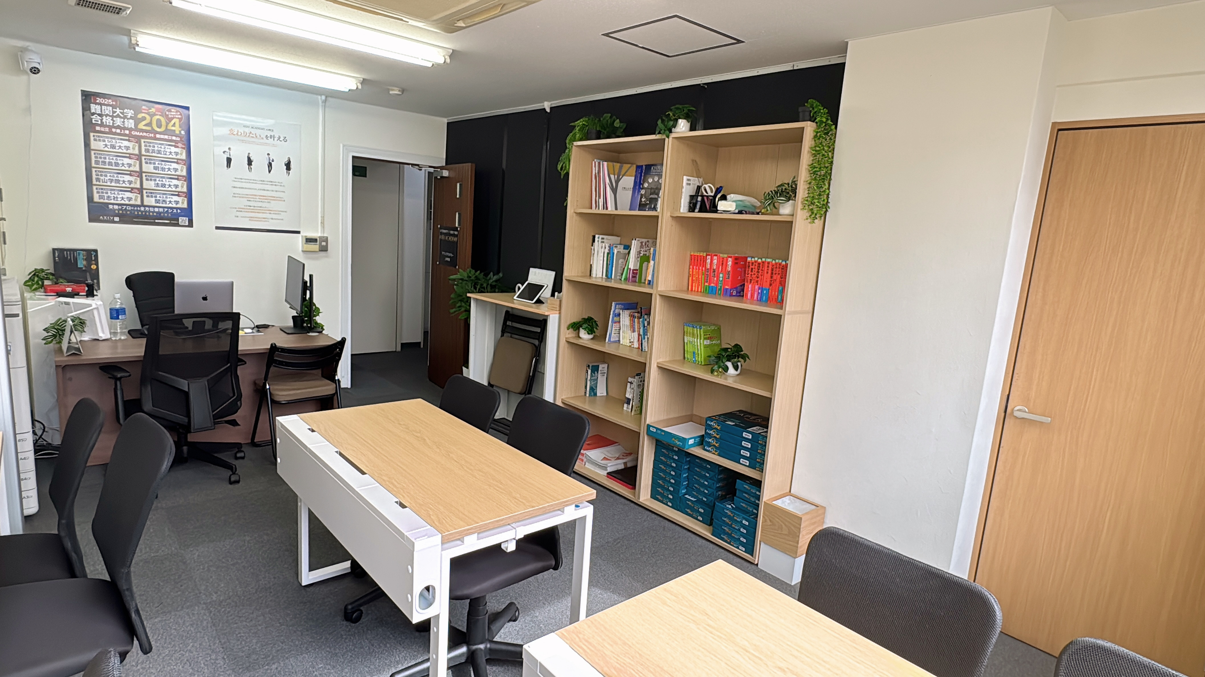 机と本棚のある上本町校の面談スペース