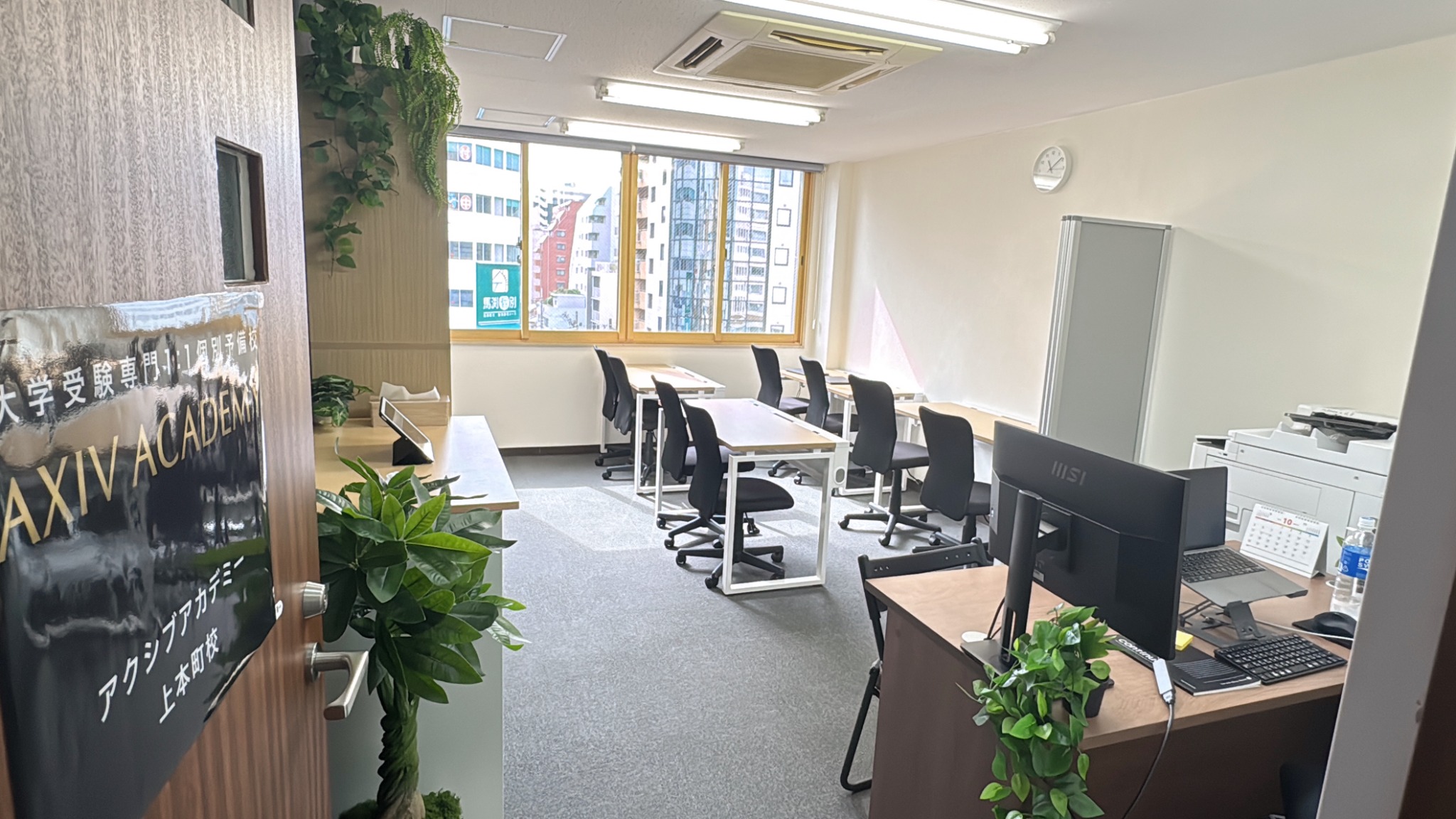 アクシブアカデミー上本町校の教室全体と学習スペース