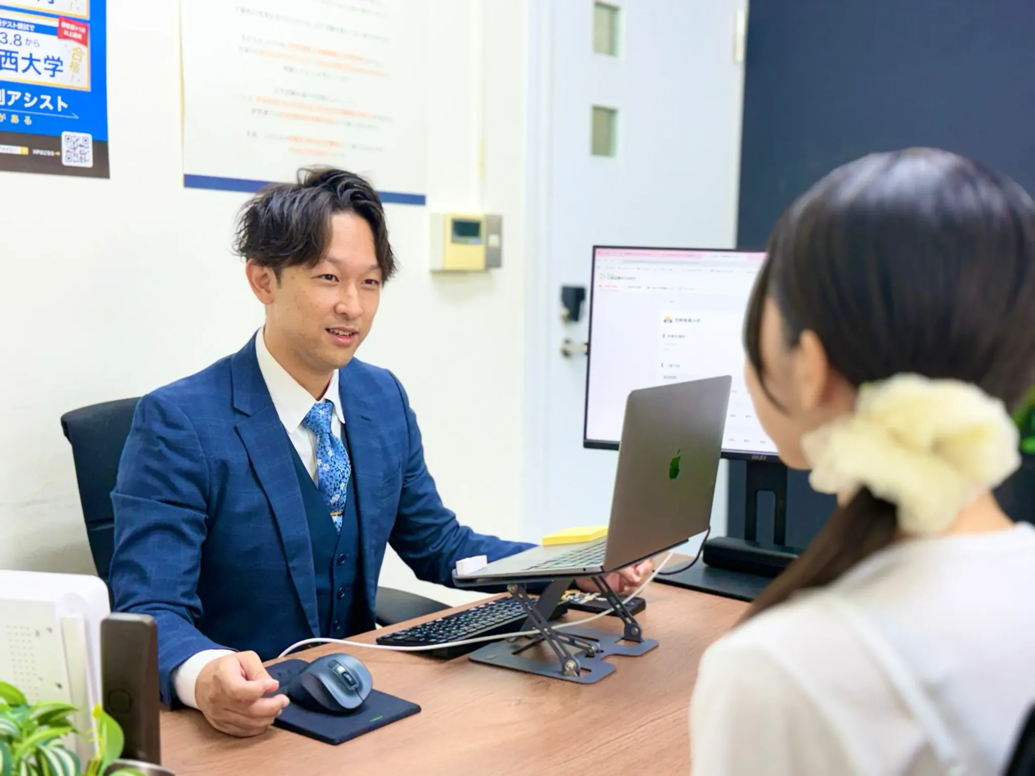 アクシブアカデミー上本町校で教室長が生徒と受験相談をする様子
