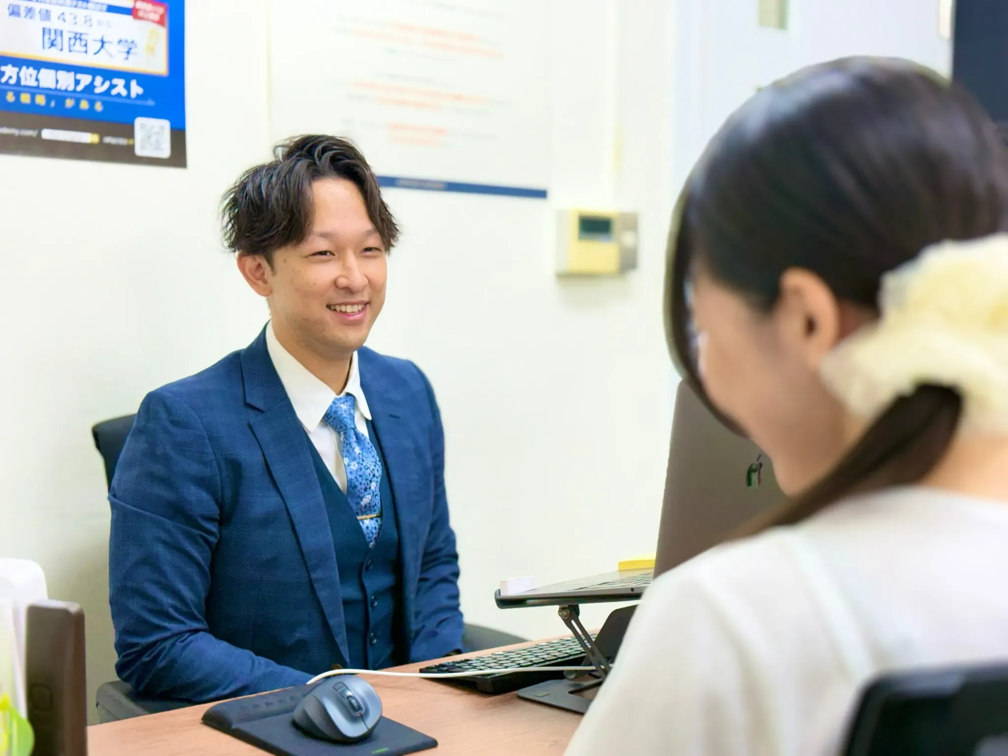 アクシブアカデミー上本町校の面談で教室長が生徒に説明する様子